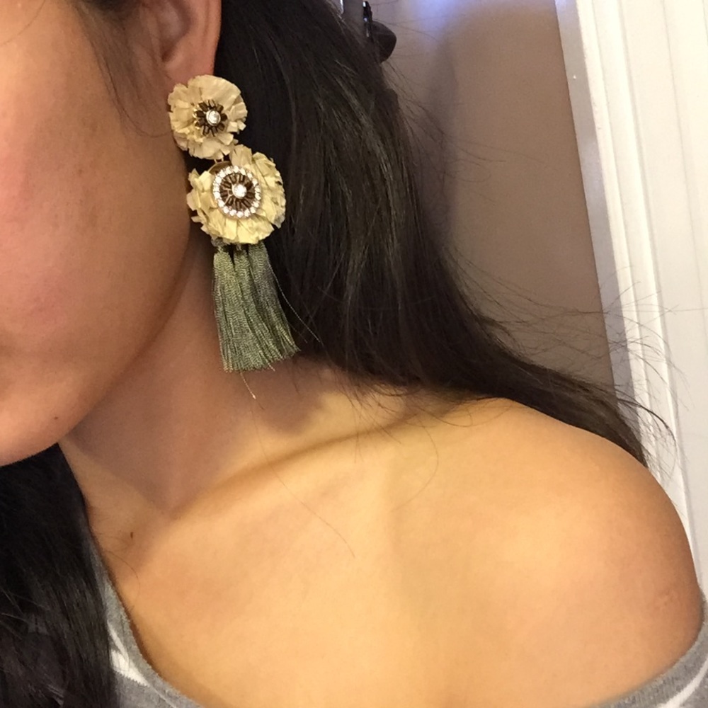 Kitsch straw earrings.